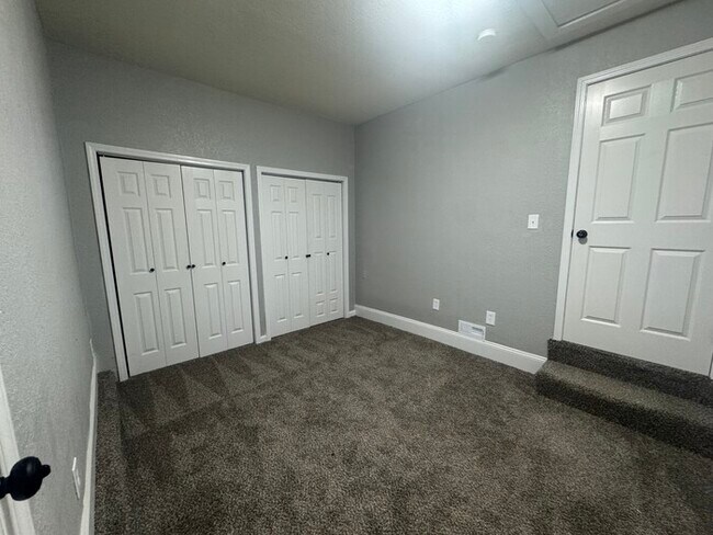 Building Photo - Spacious & Bright 3-Bed, 2-Bath Home in Fa...
