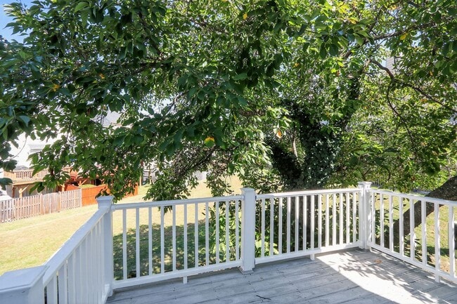 Building Photo - Ideal Rental: 3BR/2.5BA with Washer/Dryer, Parking & Pool Access