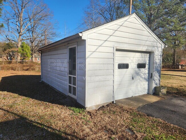 Building Photo - 831 Newkirk Dr