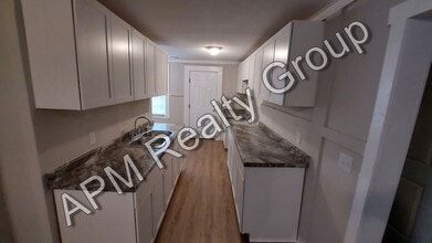 Building Photo - Renovated house in Melrose Heights