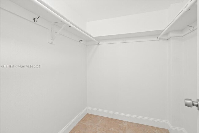 Building Photo - 2999 Point E Dr