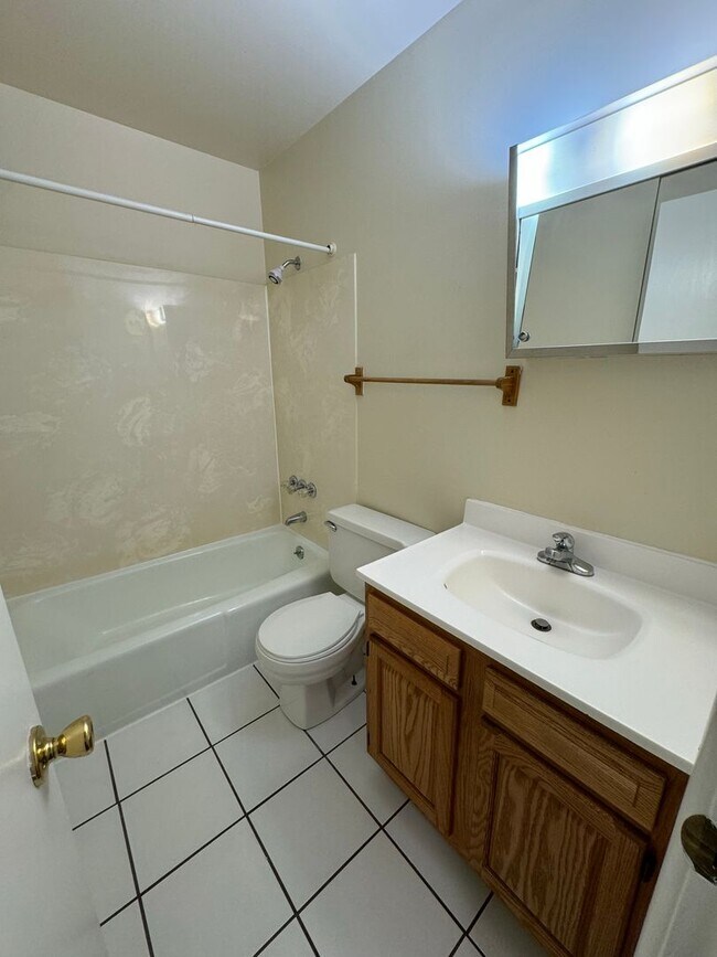 Building Photo - 300 E 16th Ave