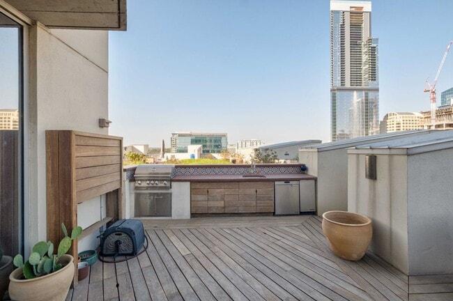 Building Photo - 360 Nueces St