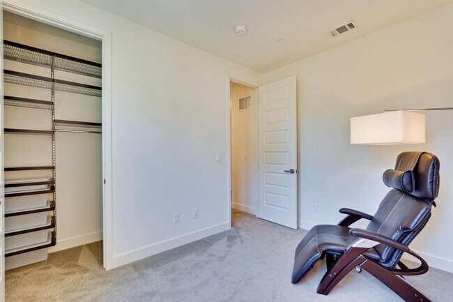 Building Photo - Modern Townhome in Prime Location — Walkab...
