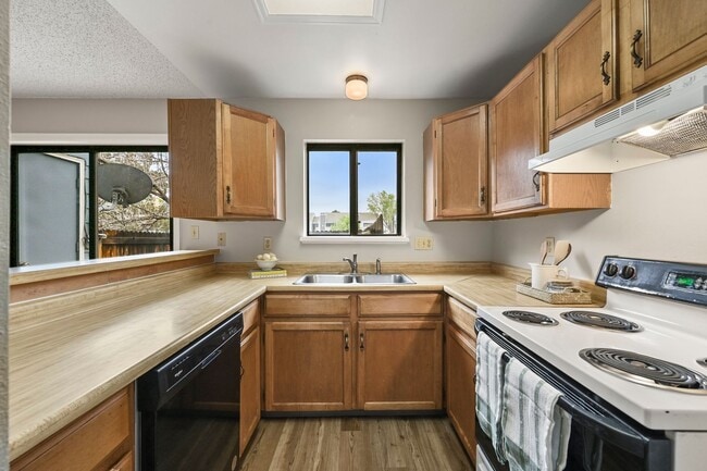 Building Photo - 3 Bedroom Townhouse Close To Ft. Carson