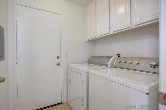 Building Photo - 634 Sumner Way