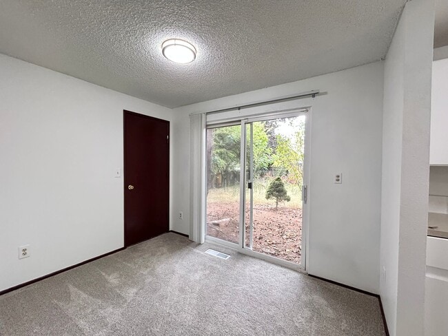 Building Photo - Bright and Open 3 Bed, 1 Bath House!