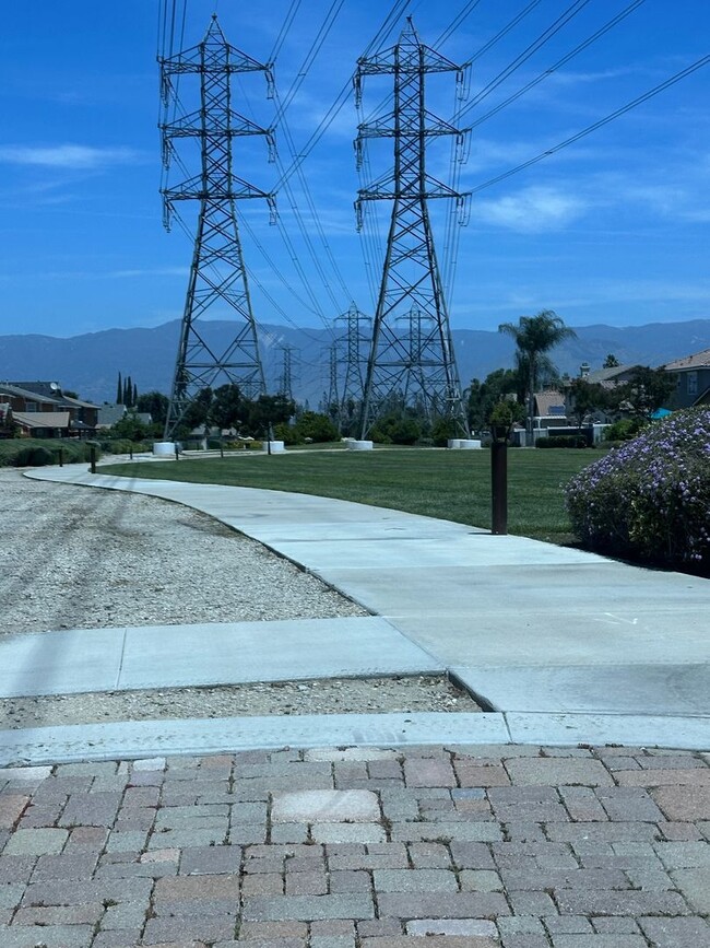 Building Photo - Loma Linda Beauty!