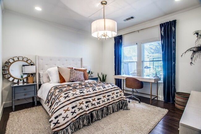 Building Photo - Beautiful home nestled in the heart of the coveted M - Street Neighborhood!