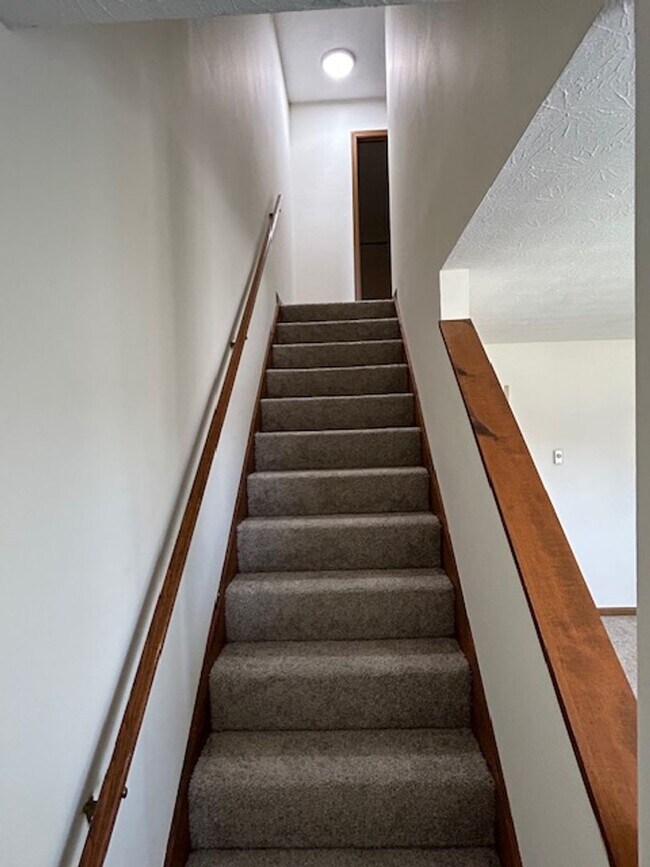 Building Photo - Updated 2 Bedroom and 1.5 Bath Townhome - ...