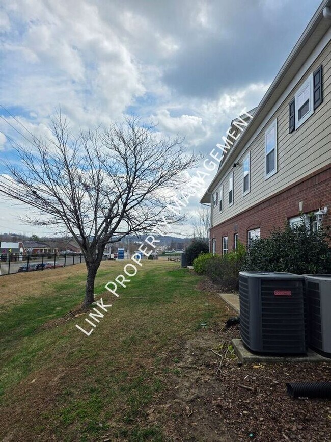 Building Photo - HALF OFF APRIL!  Beautiful One-Level Downstairs Condo in Prime Hamilton Place Location