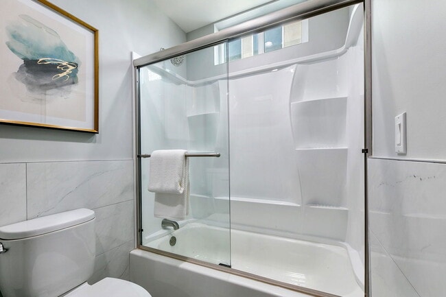 Building Photo - 13637 N Fellows Ave