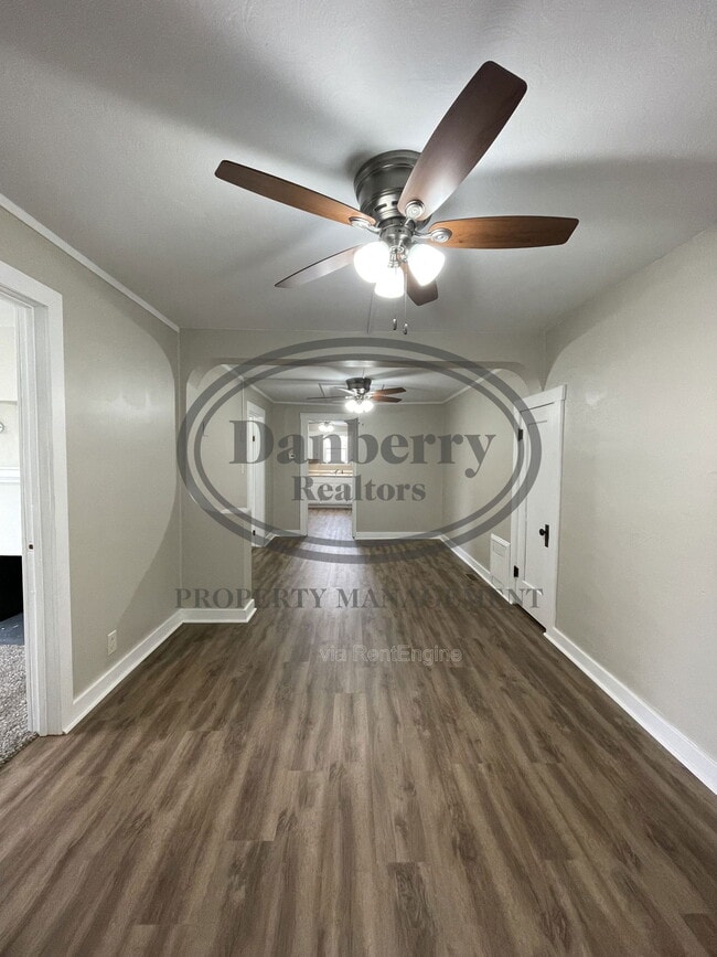 Building Photo - 220 N Main St