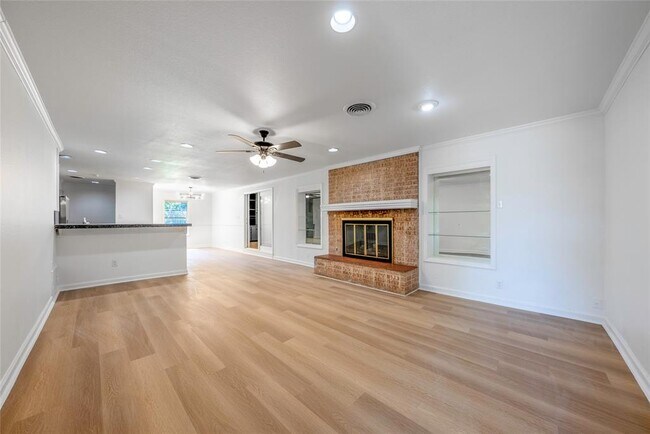 Building Photo - 807 Country Club Rd