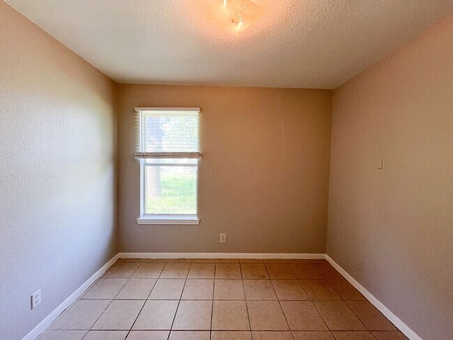 Building Photo - 3207 Raven Dr