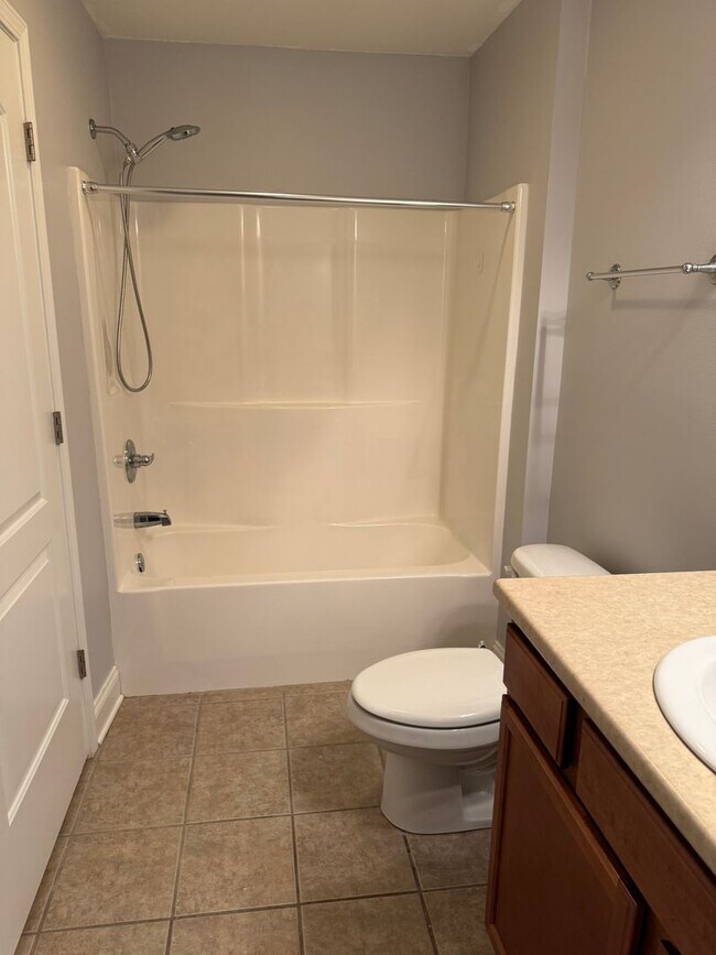 Building Photo - Maryville 37804 - 4-Bedroom, 2-Bath, 2-Story Condo - Contact Faye Hudson 865-789-3204