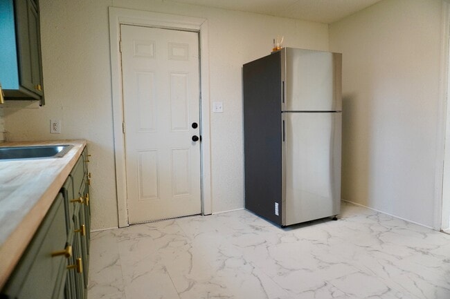 Building Photo - 405 W Main St