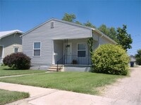 Building Photo - Clean 2 bed 1 bath home