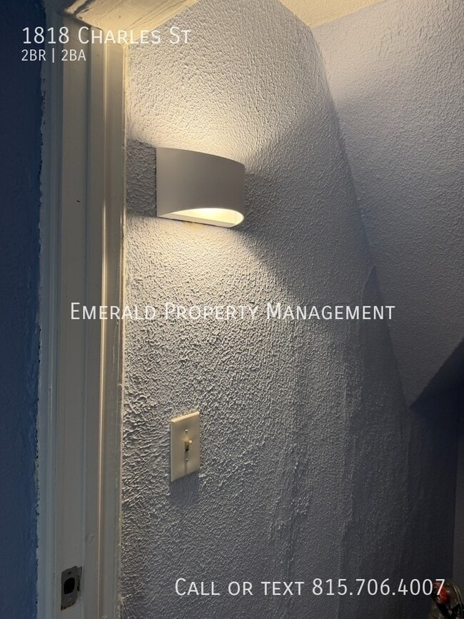 Building Photo - 1818 Charles St