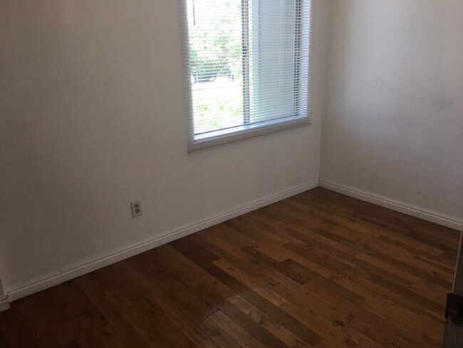 Building Photo - Foothill Condo