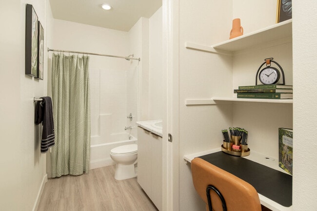 Studio - Built-in Desk Area and Bathroom - Streamliner 67th