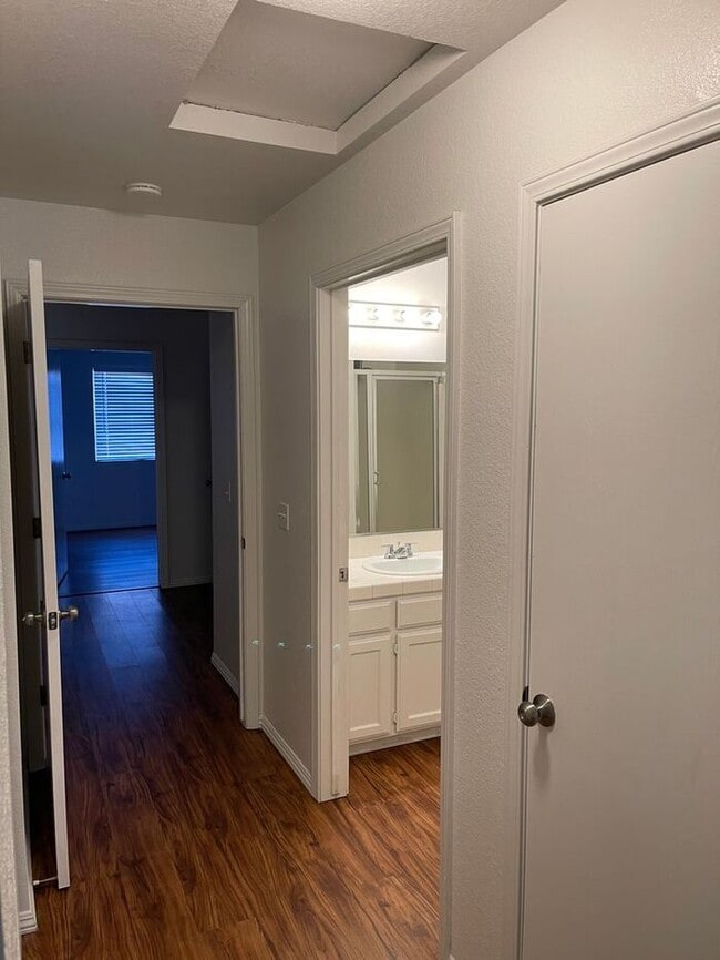 Building Photo - Turlock 2 Bedroom 2 Bath with Garage Triplex