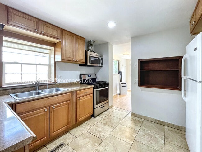 Building Photo - 1336 Kalamath St