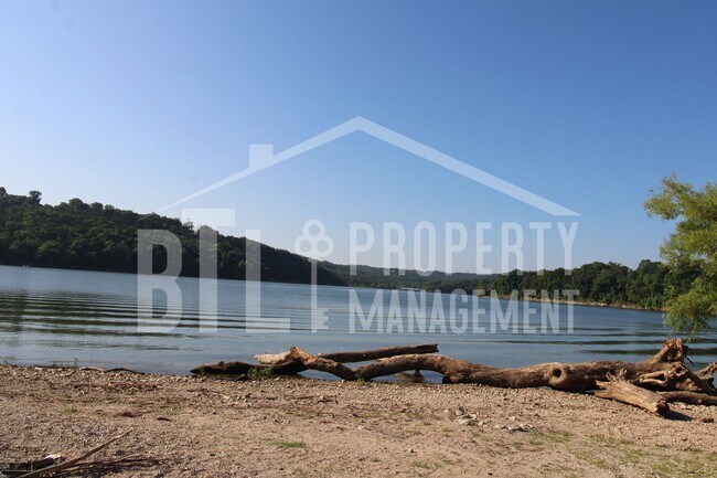 Building Photo - 12 Lakehaven Dr