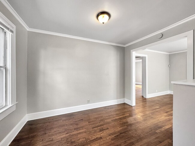 Building Photo - 2 bedroom 1 bath bungalow in the heart of ...