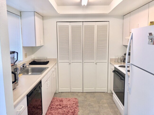 Building Photo - 2 Bedroom Duplex in Lynnwood.