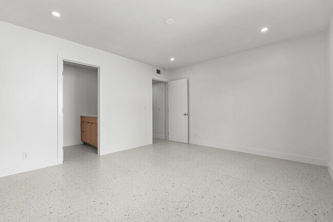 Building Photo - 1400 E Palm Canyon Dr
