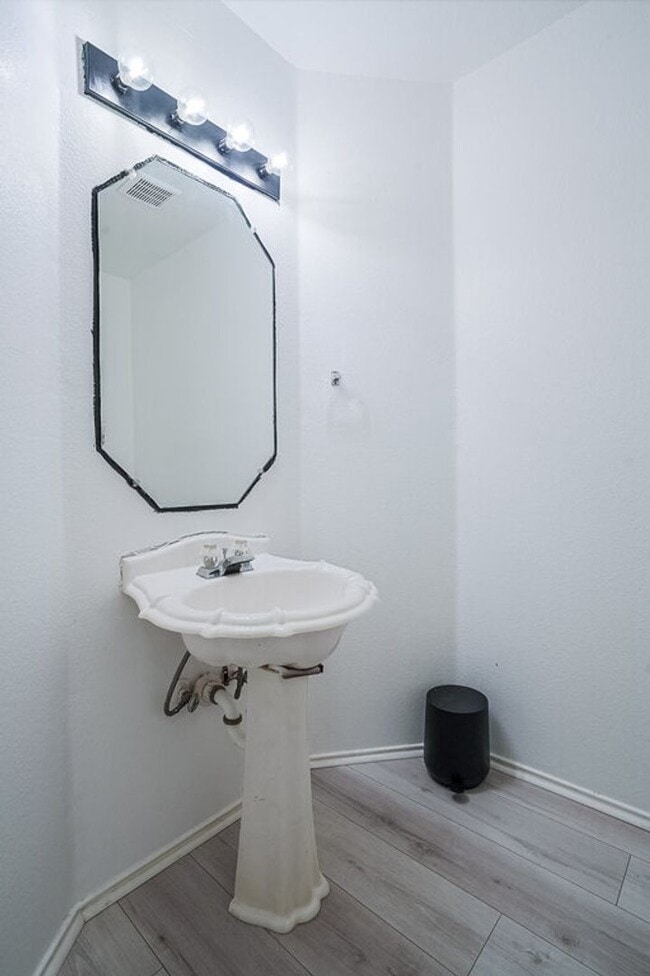 Building Photo - 14817 Single Trce