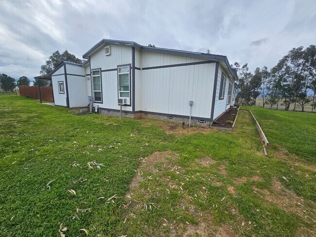 Building Photo - Spacious Home on 5 Acres For Rent!