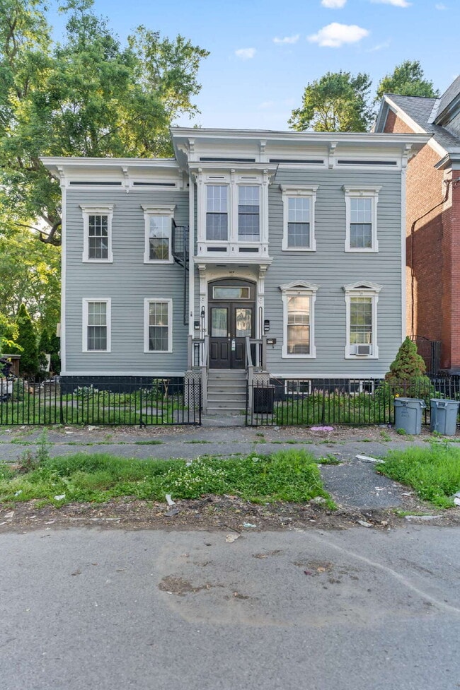Building Photo - "Charming 1-Bedroom Retreat in the Heart o...