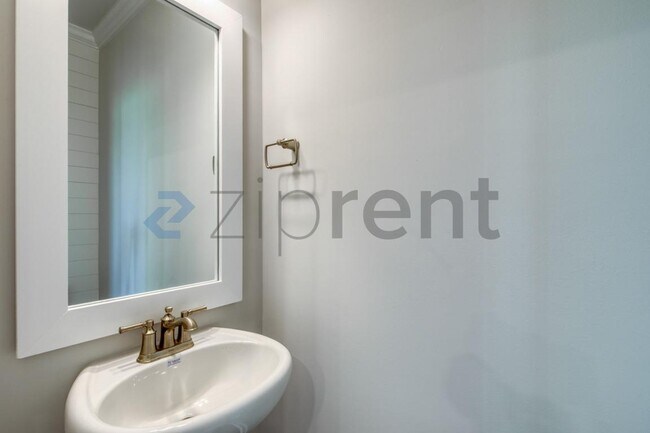 Building Photo - 1467 Hasse Ave