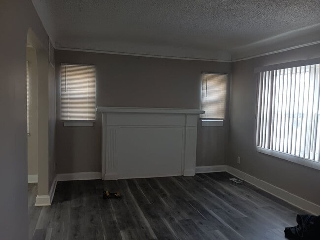 Building Photo - Freshly Renovated 3 Bedroom Bungalow