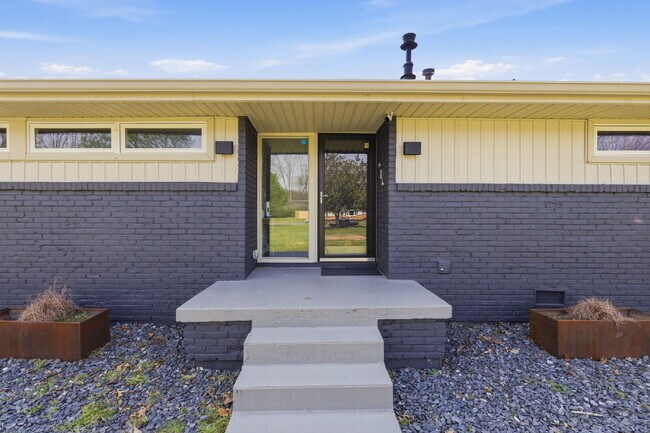 Building Photo - Charming 3-Bed Oasis with Scenic Waterfront Views and Pool 15 minutes from Downtown Nashville