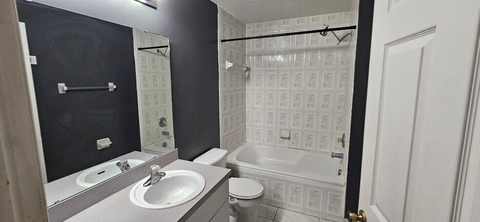 Building Photo - 6007 Scotchwood Gln
