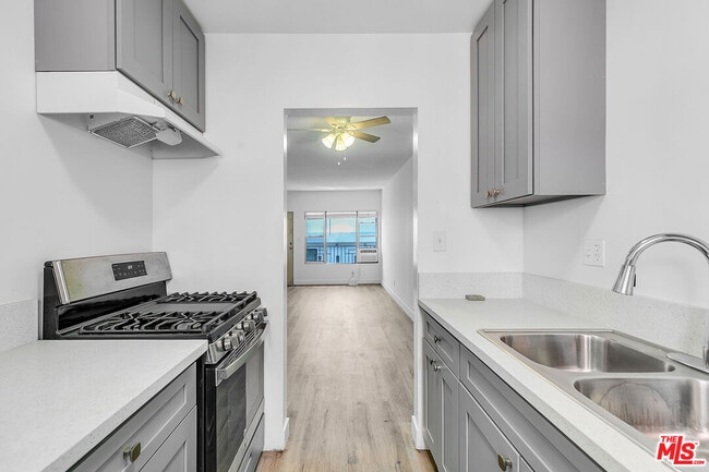 Building Photo - 1812 N Gramercy Pl