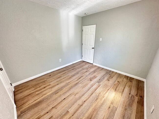 Building Photo - 2120 La Veta Dr