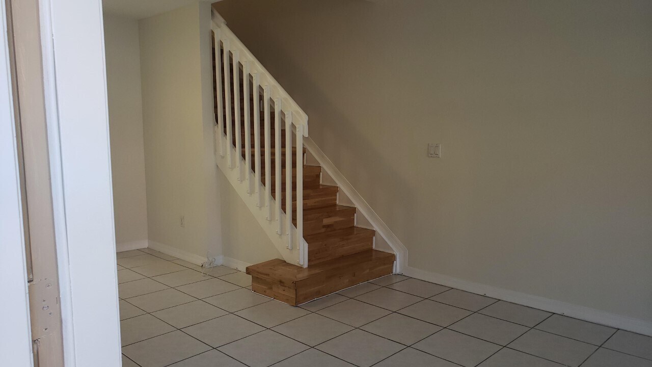 Building Photo - 4965 Leeward Ln