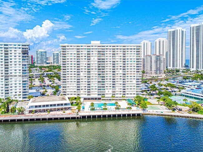 Building Photo - 300 Bayview Dr