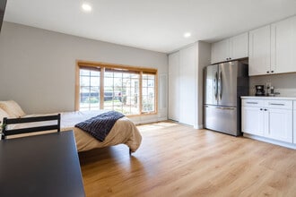 Building Photo - 8120 Melrose Ln