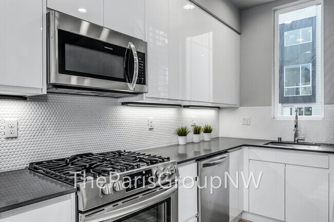 Building Photo - 3078 SW Avalon Way