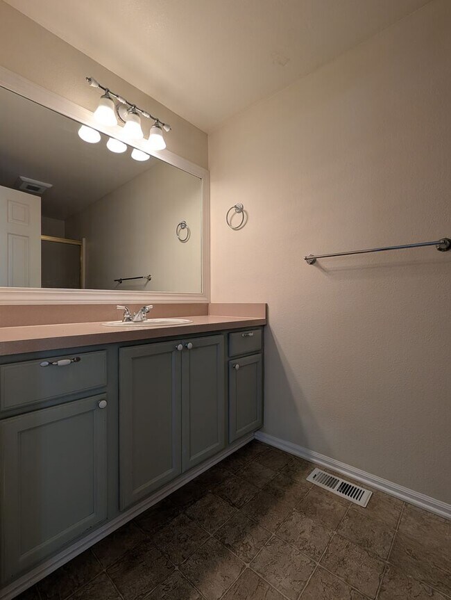 Building Photo - Spacious 3-Bedroom, 2.5-Bath Townhouse Near Churchill In Eugene!