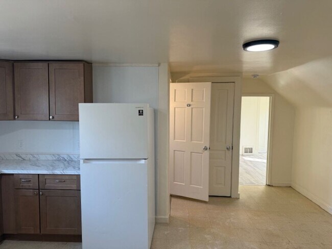 Building Photo - 108 Burton St SW