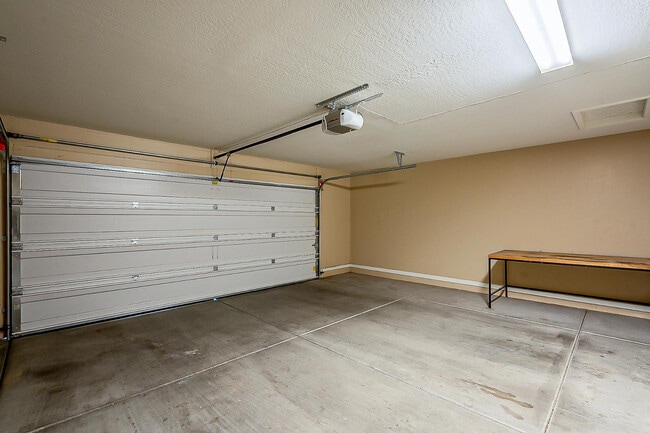 Building Photo - 15370 W Bloomfield Rd