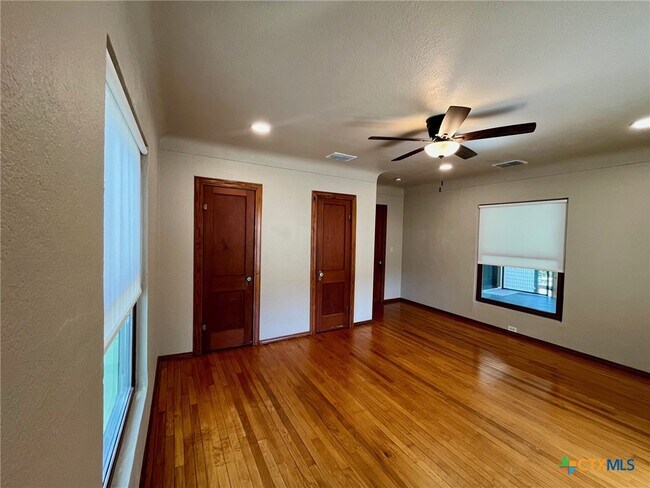 Building Photo - 755 N Austin St
