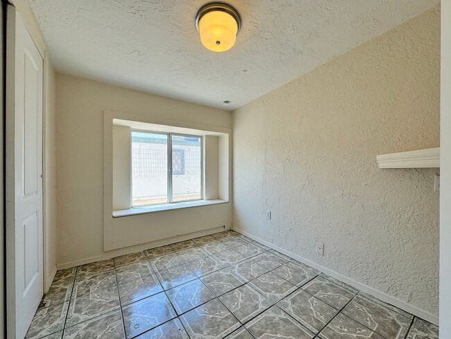 Building Photo - West El Paso/Canutillo 6bed/4bath refrig A/C Home!