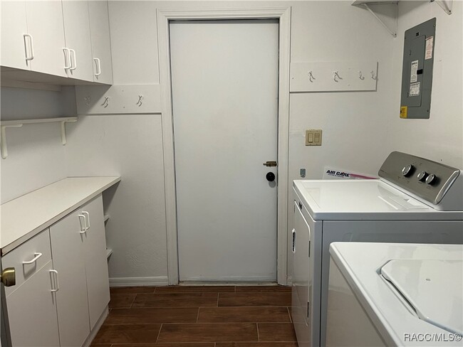 Building Photo - 810 E Gilchrist Ct